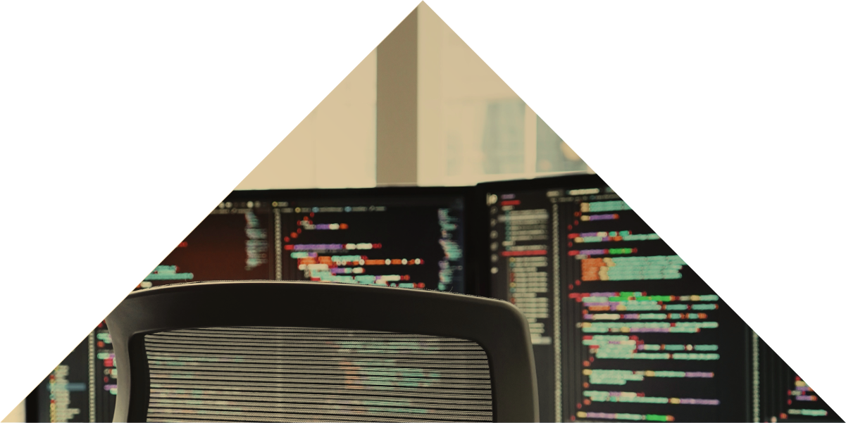 Posto de trabalho com vários monitores técnicos