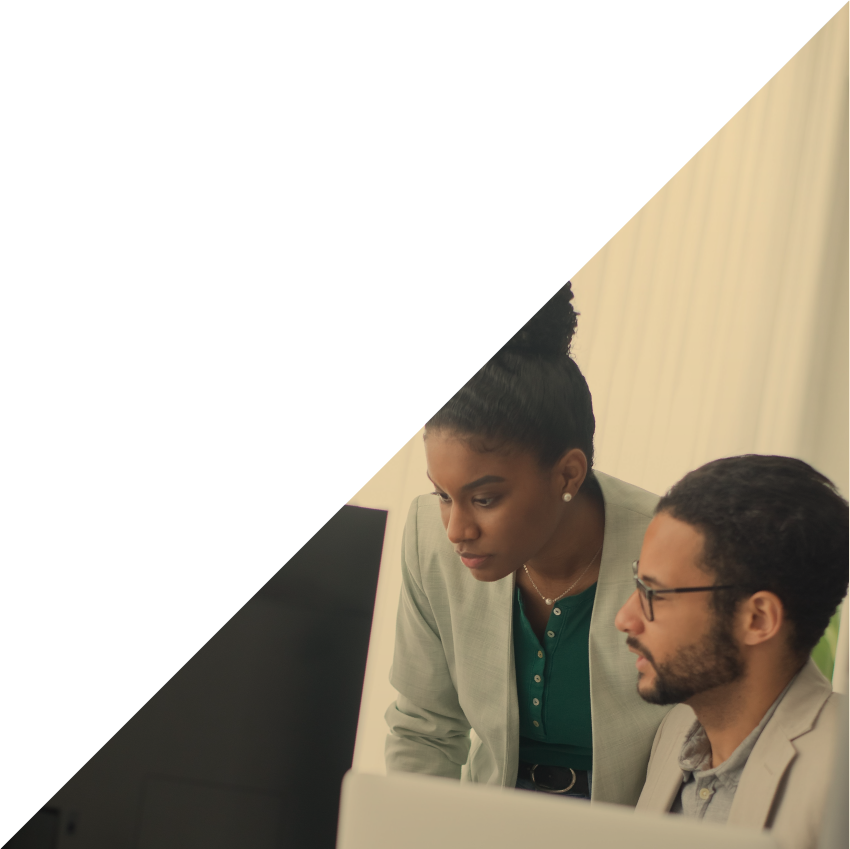 Profissionais a colaborar num posto de trabalho